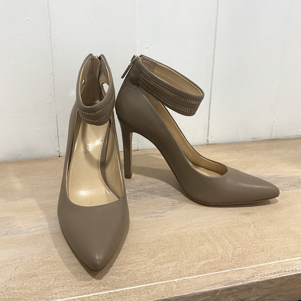 Brown/ beige Banana Republic heels size 7